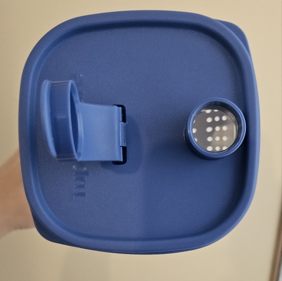 NEW - Tupperware 8-cup/2 L lightweight pitcher - Picture 4 of 8